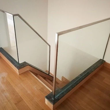 বারান্দার কাচের রেলিং